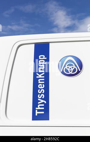 Tilst, Dänemark - 15. Juni 2016: Thyssenkrupp-Logo auf einem Auto. Thyssenkrupp ist ein deutscher multinationaler Konzern mit Sitz in Duisburg und Essen Stockfoto