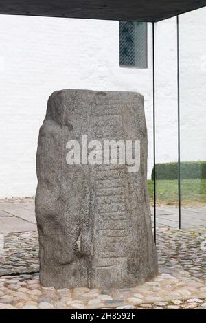 Jelling, Dänemark - 14. Mai 2016: Jelling Steine in ihrer Glashülle. Die Jelling-Steine sind massive geschnitzte Runensteine aus dem 10th. Jahrhundert Stockfoto