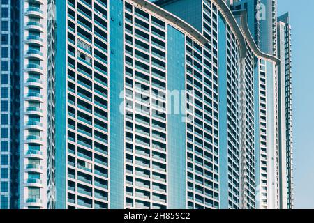 Wand mit Balkon von neuem leerstehenden modernen mehrstöckigen Wohngebäude Haus in einem Wohngebiet Stockfoto