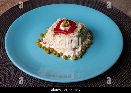 Russischer Salat oder Olivier auf einem runden Teller, Nahaufnahme. Stockfoto