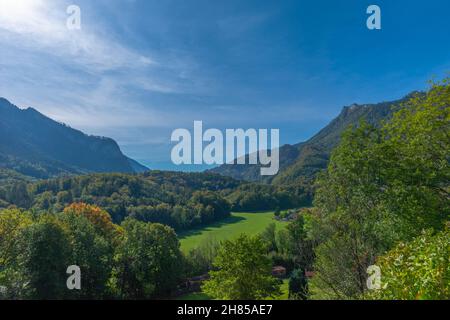 Landwirtschaftliche Landschaft mit Weiden und Wiesen im voralpinen Hochplateau des Chiemgaus, Aschau, Oberbayern, Süddeutschland Stockfoto