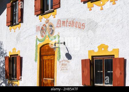 Lüftlmalerei oder die bayerische Kunst der Wandmalerei in einem Verwaltungsbüro, Aschau, Chiemgau, Oberbayern, Süddeutschland Stockfoto