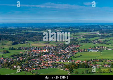 Luftaufnahme der Agrarlandschaft mit Aschau-Stadt im voralpinen Hochplateau des Chiemgaus, Aschau, Oberbayern, Süddeutschland Stockfoto