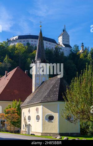 Kapelle zur schmerzhaften Rast Christi mit Burg Hohenaschau auf dem Gipfel des Hügels, Aschau, Chiemgau, Oberbayern, Süddeutschland Stockfoto