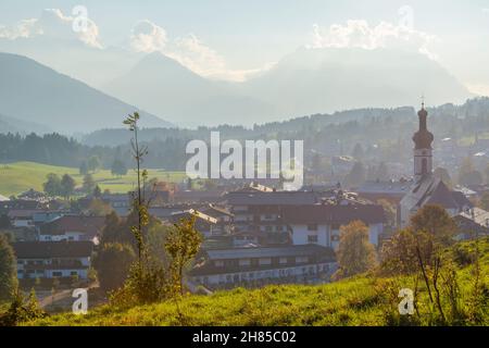 Blick über Reit im Winkl, Region Chiemgau, Oberbayern, Süddeutschland, Europa Stockfoto