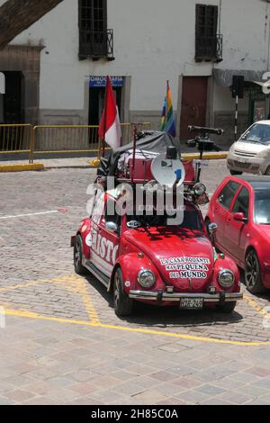 VW Käfer Volkswagen Mapping Straßen in Cusco Peru Re Auto Fahnen Flagge auf einem Fahrzeug Schild Schilder Koffer Koffer Mikrofon Geländer Balkon Stockfoto