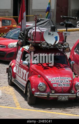 VW Käfer Volkswagen Mapping Straßen in Cusco Peru rot Fahrzeug Koffer Mikrofon Dach Dach Straßenkarte google Tour Tourenfahrzeug Stockfoto