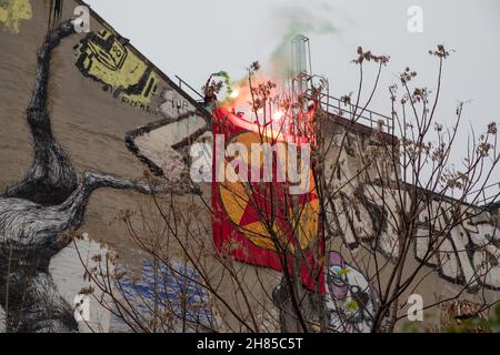 Berlin, Deutschland. 27th. November 2021. Protest gegen das Verbot der kurdischen Arbeiterpartei PKK in Berlin. Die PKK wurde in Deutschland seit 1993 verboten. Im März 2017 Verbot Deutschland auch die Flaggen der PKK und ihrer Mitgliedsorganisationen, einschließlich der YPG (Volksschutzeinheiten). Die PKK verfügt über eine starke Unterstützungsbasis in ganz Europa, darunter Tausende von Anhängern in Deutschland. Der Protest begann am Hermannplatz in Berlin. Die PKK, die für ein autonomes Kurdistan gekämpft hat, wird von der Türkei und ihren westlichen Verbündeten als Terrorgruppe aufgeführt. Die PKK wurde von der als ausländische Terrororganisation bezeichnet Stockfoto