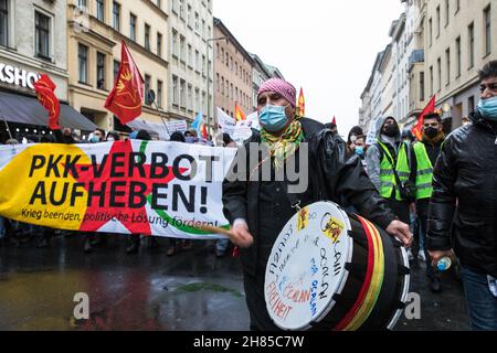 Berlin, Deutschland. 27th. November 2021. Protest gegen das Verbot der kurdischen Arbeiterpartei PKK in Berlin. Die PKK wurde in Deutschland seit 1993 verboten. Im März 2017 Verbot Deutschland auch die Flaggen der PKK und ihrer Mitgliedsorganisationen, einschließlich der YPG (Volksschutzeinheiten). Die PKK verfügt über eine starke Unterstützungsbasis in ganz Europa, darunter Tausende von Anhängern in Deutschland. Der Protest begann am Hermannplatz in Berlin. Die PKK, die für ein autonomes Kurdistan gekämpft hat, wird von der Türkei und ihren westlichen Verbündeten als Terrorgruppe aufgeführt. Die PKK wurde von der als ausländische Terrororganisation bezeichnet Stockfoto