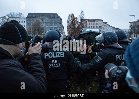 Berlin, Deutschland. 27th. November 2021. Protest gegen das Verbot der kurdischen Arbeiterpartei PKK in Berlin. Die PKK wurde in Deutschland seit 1993 verboten. Im März 2017 Verbot Deutschland auch die Flaggen der PKK und ihrer Mitgliedsorganisationen, einschließlich der YPG (Volksschutzeinheiten). Die PKK verfügt über eine starke Unterstützungsbasis in ganz Europa, darunter Tausende von Anhängern in Deutschland. Der Protest begann am Hermannplatz in Berlin. Die PKK, die für ein autonomes Kurdistan gekämpft hat, wird von der Türkei und ihren westlichen Verbündeten als Terrorgruppe aufgeführt. Die PKK wurde von der als ausländische Terrororganisation bezeichnet Stockfoto