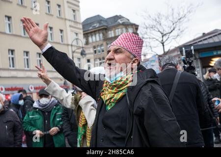 Berlin, Deutschland. 27th. November 2021. Protest gegen das Verbot der kurdischen Arbeiterpartei PKK in Berlin. Die PKK wurde in Deutschland seit 1993 verboten. Im März 2017 Verbot Deutschland auch die Flaggen der PKK und ihrer Mitgliedsorganisationen, einschließlich der YPG (Volksschutzeinheiten). Die PKK verfügt über eine starke Unterstützungsbasis in ganz Europa, darunter Tausende von Anhängern in Deutschland. Der Protest begann am Hermannplatz in Berlin. Die PKK, die für ein autonomes Kurdistan gekämpft hat, wird von der Türkei und ihren westlichen Verbündeten als Terrorgruppe aufgeführt. Die PKK wurde von der als ausländische Terrororganisation bezeichnet Stockfoto