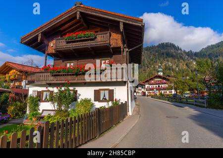 Die Kleinstadt Reit im Winkl mit ihren typischen bayerischen Häusern, Reit im Winkl, Chiemgau, Bayern, Bayerische Alpen, Süddeutschland, Europa Stockfoto