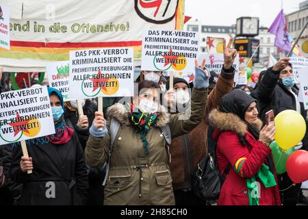 Berlin, Deutschland. 27th. November 2021. Protest gegen das Verbot der kurdischen Arbeiterpartei PKK in Berlin. Die PKK wurde in Deutschland seit 1993 verboten. Im März 2017 Verbot Deutschland auch die Flaggen der PKK und ihrer Mitgliedsorganisationen, einschließlich der YPG (Volksschutzeinheiten). Die PKK verfügt über eine starke Unterstützungsbasis in ganz Europa, darunter Tausende von Anhängern in Deutschland. Der Protest begann am Hermannplatz in Berlin. Die PKK, die für ein autonomes Kurdistan gekämpft hat, wird von der Türkei und ihren westlichen Verbündeten als Terrorgruppe aufgeführt. Die PKK wurde von der als ausländische Terrororganisation bezeichnet Stockfoto