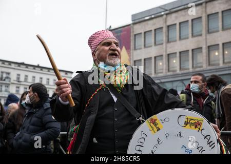 Berlin, Deutschland. 27th. November 2021. Protest gegen das Verbot der kurdischen Arbeiterpartei PKK in Berlin. Die PKK wurde in Deutschland seit 1993 verboten. Im März 2017 Verbot Deutschland auch die Flaggen der PKK und ihrer Mitgliedsorganisationen, einschließlich der YPG (Volksschutzeinheiten). Die PKK verfügt über eine starke Unterstützungsbasis in ganz Europa, darunter Tausende von Anhängern in Deutschland. Der Protest begann am Hermannplatz in Berlin. Die PKK, die für ein autonomes Kurdistan gekämpft hat, wird von der Türkei und ihren westlichen Verbündeten als Terrorgruppe aufgeführt. Die PKK wurde von der als ausländische Terrororganisation bezeichnet Stockfoto