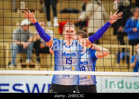 Wiesbaden, Deutschland. 27th. November 2021. Wiesbaden, Deutschland, November 27t Anna Wruck (15 Wiesbaden) konzentriert sich während des DVV-Pokal-Viertelfinales 2021/2022 bei Frauen zwischen dem VC Wiesbaden und dem USC Münster in der Sporthalle am Platz der Deutschen Einheit in Wiesbaden. Norina Toenges/Sports Press Phot Credit: SPP Sport Press Photo. /Alamy Live News Stockfoto