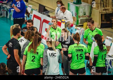 Wiesbaden, Deutschland. 27th. November 2021. Wiesbaden, Deutschland, November 27t Lisa Thomsen (Münster) coacht beim DVV-Pokal-Viertelfinale 2021/2022 in der Sporthalle am Platz der Deutschen Einheit in Wiesbaden. Norina Toenges/Sports Press Phot Credit: SPP Sport Press Photo. /Alamy Live News Stockfoto