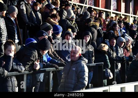SALFORD, GBR. NOV 27th Oldham Athletic Fans während des Sky Bet League 2 Spiels zwischen Salford City und Oldham Athletic in Moor Lane, Salford am Samstag, den 27th. November 2021. (Kredit: Eddie Garvey | MI Nachrichten) Kredit: MI Nachrichten & Sport /Alamy Live Nachrichten Stockfoto