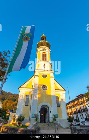 Pfarrkirche St. Stephanus und die bayrische Flagge weht, Reit im Winkl, Chiemgau, Oberbayern, Bayrische Alpen, Süddeutschland, Europa Stockfoto