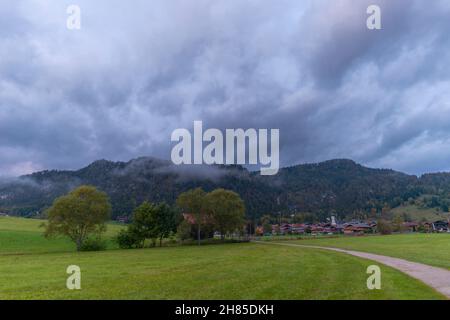 Blick auf die bayerischen Alpen und den Stadtrand von Reit im Winkl am späten Abend, Chiemgau, Oberbayern, Süddeutschland, Europa Stockfoto