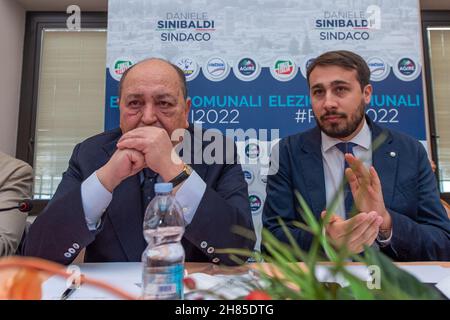 Rieti, Italien. 26th. November 2021. Das Centro Destra der Stadt Rieti stellte seinen Kandidaten, Daniele Sinibaldi, vor. Derzeitiger stellvertretender Bürgermeister der Stadt Rieti und Provinzkoordinator von Fratelli D'Italia. Als vereinte Mitte-Rechts-Partei gibt es eine unwahrscheinliche Allianz zwischen Renzis Partei Italia Viva und Forza Italia, die Daniele Sinibaldis Kandidatur unterstützen wird. (Foto von Rahul Sadhukhan/Pacific Press/Sipa USA) Quelle: SIPA USA/Alamy Live News Stockfoto