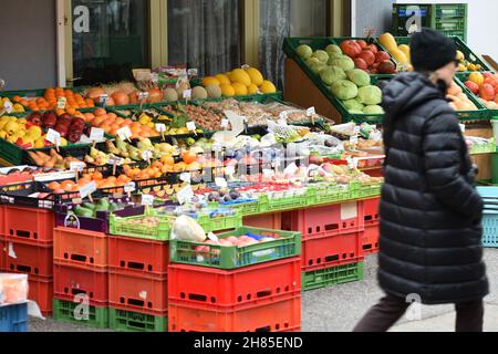 Ein Obststand auf dem Karmelitermarkt in Wien, Österreich, Europa - Ein Obststand auf dem Karmelitermarkt in Wien, Österreich, Europa - Stockfoto