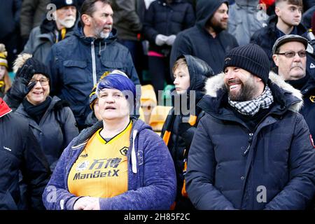 Norwich, Großbritannien. 27th. November 2021. Wölfe-Fans beim Premier League-Spiel zwischen Norwich City und Wolverhampton Wanderers in der Carrow Road am 27th 2021. November in Norwich, England. (Foto von Mick Kearns/phcimages.com) Credit: PHC Images/Alamy Live News Stockfoto