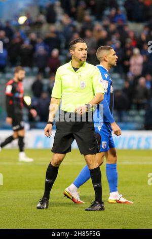 GILLINGHAM, GBR. NOV 27th Schiedsrichter Dean Whitestone beim Sky Bet League 1 Spiel zwischen Gillingham und Portsmouth im MEMS Priestfield Stadium, Gillingham am Samstag, den 27th. November 2021. (Kredit: Tom West | MI News) Kredit: MI Nachrichten & Sport /Alamy Live News Stockfoto