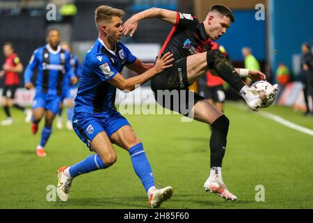 GILLINGHAM, GBR. NOV 27th George Hirst aus Portsmouth hält während des Sky Bet League 1-Spiels zwischen Gillingham und Portsmouth am Samstag, dem 27th. November 2021, im MEMS Priestfield Stadium, Gillingham, schweren Druck von Jack Tucker aus Gillingham ab. (Kredit: Tom West | MI News) Kredit: MI Nachrichten & Sport /Alamy Live News Stockfoto