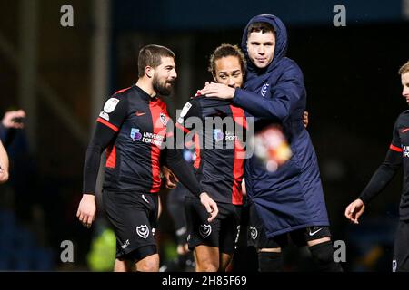 GILLINGHAM, GBR. NOV 27th Portsmouth feiert ihren Sieg beim Sky Bet League 1-Spiel zwischen Gillingham und Portsmouth am Samstag, den 27th. November 2021 im MEMS Priestfield Stadium, Gillingham. (Kredit: Tom West | MI News) Kredit: MI Nachrichten & Sport /Alamy Live News Stockfoto