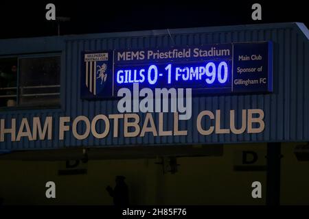 GILLINGHAM, GBR. NOV 27th die Anzeigetafel zeigt das Endergebnis beim Sky Bet League 1 Spiel zwischen Gillingham und Portsmouth im MEMS Priestfield Stadium, Gillingham am Samstag, dem 27th. November 2021. (Kredit: Tom West | MI News) Kredit: MI Nachrichten & Sport /Alamy Live News Stockfoto