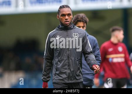 GILLINGHAM, GBR. NOV 27th Mahlon Romeo aus Portsmouth während des Sky Bet League 1-Spiels zwischen Gillingham und Portsmouth im MEMS Priestfield Stadium, Gillingham, am Samstag, dem 27th. November 2021. (Kredit: Tom West | MI News) Kredit: MI Nachrichten & Sport /Alamy Live News Stockfoto