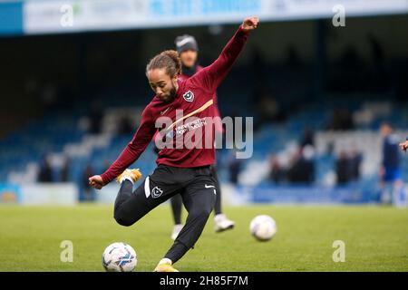 GILLINGHAM, GBR. NOV 27th Marcus Harness aus Portsmouth wärmt sich während des Sky Bet League 1-Spiels zwischen Gillingham und Portsmouth am Samstag, dem 27th. November 2021, im MEMS Priestfield Stadium in Gillingham auf. (Kredit: Tom West | MI News) Kredit: MI Nachrichten & Sport /Alamy Live News Stockfoto