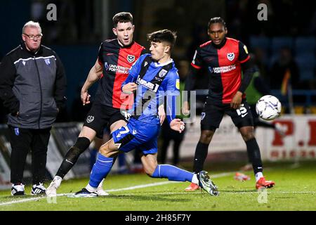 GILLINGHAM, GBR. NOV 27th George Hirst aus Portsmouth spielt den Ball nach vorne während des Sky Bet League 1-Spiels zwischen Gillingham und Portsmouth im MEMS Priestfield Stadium, Gillingham am Samstag, 27th. November 2021. (Kredit: Tom West | MI News) Kredit: MI Nachrichten & Sport /Alamy Live News Stockfoto