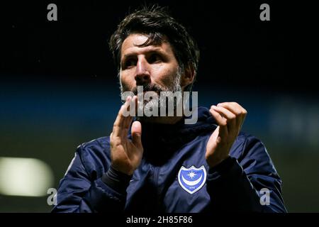 GILLINGHAM, GBR. NOV 27th Portsmouth-Manager Danny Cowley feiert ihren Sieg beim Sky Bet League 1-Spiel zwischen Gillingham und Portsmouth am Samstag, den 27th. November 2021 im MEMS Priestfield Stadium, Gillingham. (Kredit: Tom West | MI News) Kredit: MI Nachrichten & Sport /Alamy Live News Stockfoto