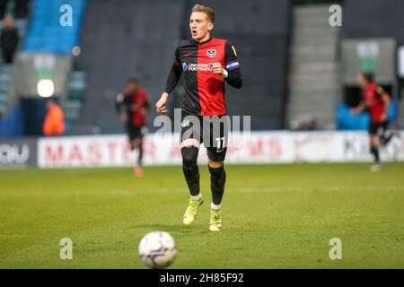 GILLINGHAM, GBR. NOV 27th Ronan Curtis aus Portsmouth während des Sky Bet League 1-Spiels zwischen Gillingham und Portsmouth im MEMS Priestfield Stadium, Gillingham, am Samstag, dem 27th. November 2021. (Kredit: Tom West | MI News) Kredit: MI Nachrichten & Sport /Alamy Live News Stockfoto