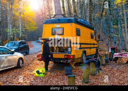 Bolu, Türkei - November 11 2021: Rückansicht Wohnmobil mit orangefarbenem Wohnwagen im Wald. Stockfoto