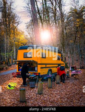 Bolu, Türkei - November 11 2021: Rückansicht Wohnmobil mit Wohnwagen im Sevenlakes Nationalpark (Yedigoller milli Parki). Stockfoto