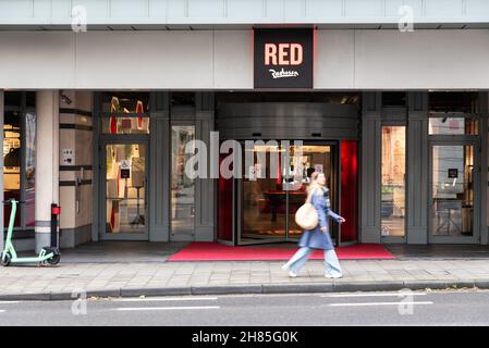 Ixelles, Region Brüssel-Hauptstadt, Belgien - 11 19 2021: Fassade und Eingang des Red Radisson Hotels Stockfoto