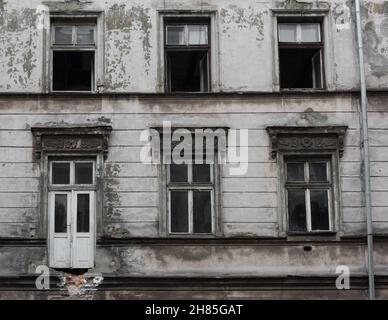 Fünf Fenster und eine alte Tür eines Hauses Stockfoto