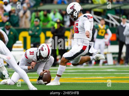 Waco, Texas, USA. 27th. November 2021. Texas Tech Red Raiders Place Kicker Austin McNamara (31) hält den Ball für Texas Tech Red Raiders Place Kicker Jonathan Garibay (46) am Ende des 4th. Quartals des NCAA Football Spiels zwischen den Texas Tech Red Raiders und Baylor Bears im McLane Stadium in Waco, Texas. Matthew Lynch/CSM/Alamy Live News Stockfoto