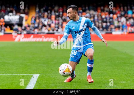 Valencia, Spanien. 27th. November 2021. Alvaro Garcia von Rayo Vallecano in Aktion gesehen während der spanischen La Liga, Fußballspiel zwischen Valencia CF und Rayo Vallecano im Mestalla Stadion.(Endstand; Valencia CF 1:1 Rayo Vallecano) Credit: SOPA Images Limited/Alamy Live News Stockfoto