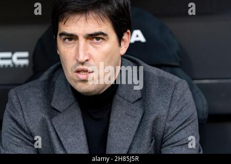 Valencia, Spanien. 27th. November 2021. Andoni Iraola von Rayo Vallecano, gesehen während der spanischen La Liga, Fußballspiel zwischen Valencia CF und Rayo Vallecano im Mestalla Stadion.(Endstand; Valencia CF 1:1 Rayo Vallecano) Credit: SOPA Images Limited/Alamy Live News Stockfoto