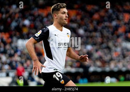 Valencia, Spanien. 27th. November 2021. Hugo Duro von Valencia CF in Aktion gesehen während der spanischen La Liga, Fußballspiel zwischen Valencia CF und Rayo Vallecano im Mestalla Stadion.(Endstand; Valencia CF 1:1 Rayo Vallecano) Credit: SOPA Images Limited/Alamy Live News Stockfoto