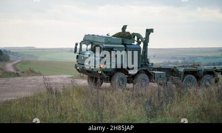 British Army MAN SV HX77 8x8 EPLS Heavy Utility Truck in Aktion bei einer militärischen Übung Stockfoto