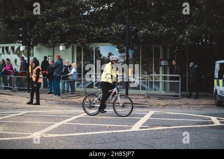 London, Großbritannien - 2021.11.13: Metropolitan Police Officers on bicycles at the Lord Mayor of London show Parade Stockfoto