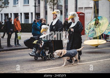 London, Großbritannien - 2021.11.13: Mahagoni-Karneval in tollen, farbenfrohen und gefälligen Kostümen bei der Lord Mayors of London Show Parade Stockfoto