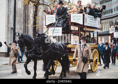 London, Großbritannien - 2021.11.13: Worshipful Company of Coachmakers & Coach Harness Makers bei der Show-Parade von Lord Mayors of London Stockfoto