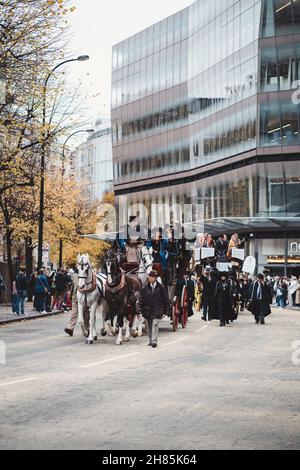 London, Großbritannien - 2021.11.13: Worshipful Company of Coachmakers & Coach Harness Makers bei der Show-Parade von Lord Mayors of London Stockfoto