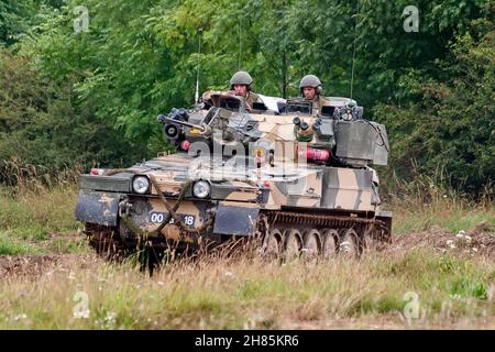 Chitterne, Wiltshire, Großbritannien - 8 2004. Mai: Ein Kampffahrzeug der British Army Alvis FV107 Scimitar Reconnaissance verfolgte den leichten Panzer CVR(T) auf der Salisbury Plain Stockfoto