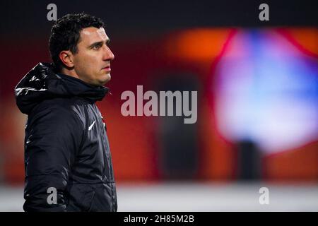 EINDHOVEN, NIEDERLANDE - 26. NOVEMBER: Headcoach Maarten Martens von AZ U23 schaut während des niederländischen Keukenkampioendivisie-Spiels zwischen dem FC Eindhoven und Jong AZ Alkmaar am 26. November 2021 im Jan Louwers Stadion in Eindhoven, Niederlande (Foto: Joris Verwijst/Orange Picches) Stockfoto